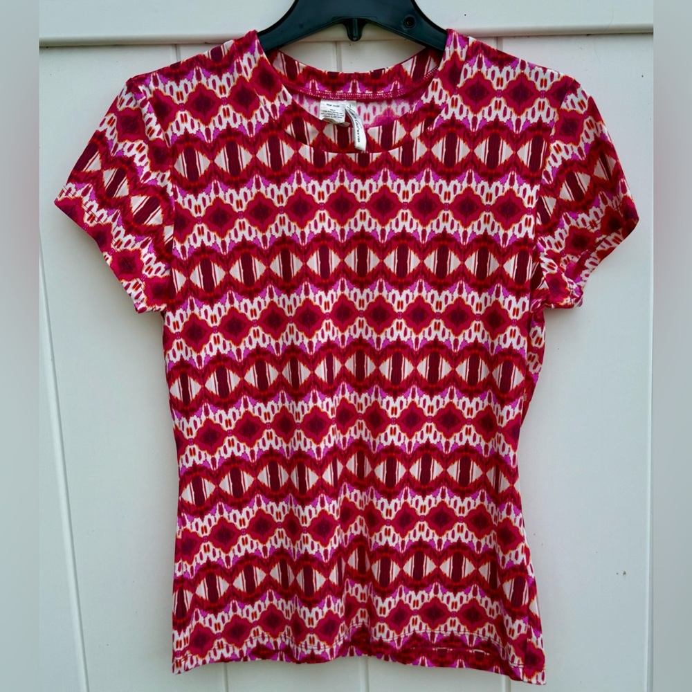 Kenneth Cole Short Sleeve Top With Shades Of Pink & Purple. Size Medium. EUC